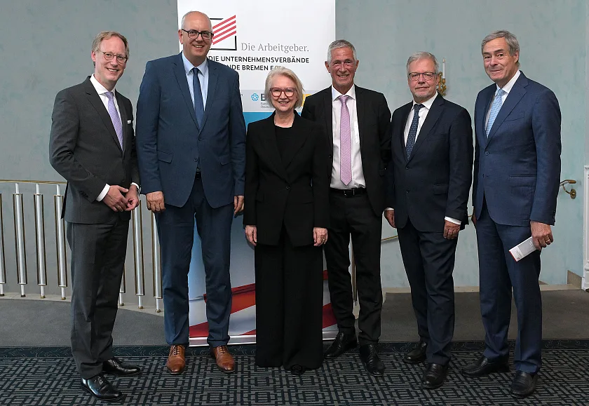 Beim 37. Unternehmerforum Bremen (von links): Cornelius Neumann-Redlin (Hauptgeschäftsführer Unternehmensverbände Bremen), Bürgermeister Andras Bovenschulte, Prof. Monika Schnitzer (Vorsitzende des Sachverständigenrates), Lutz Oelsner (Präsident der Unternehmensverbände), Moderator Marc Beise (Süddeutsche Zeitung) und Ingo Kramer (Ehrenpräsident der Unternehmerverbände). 