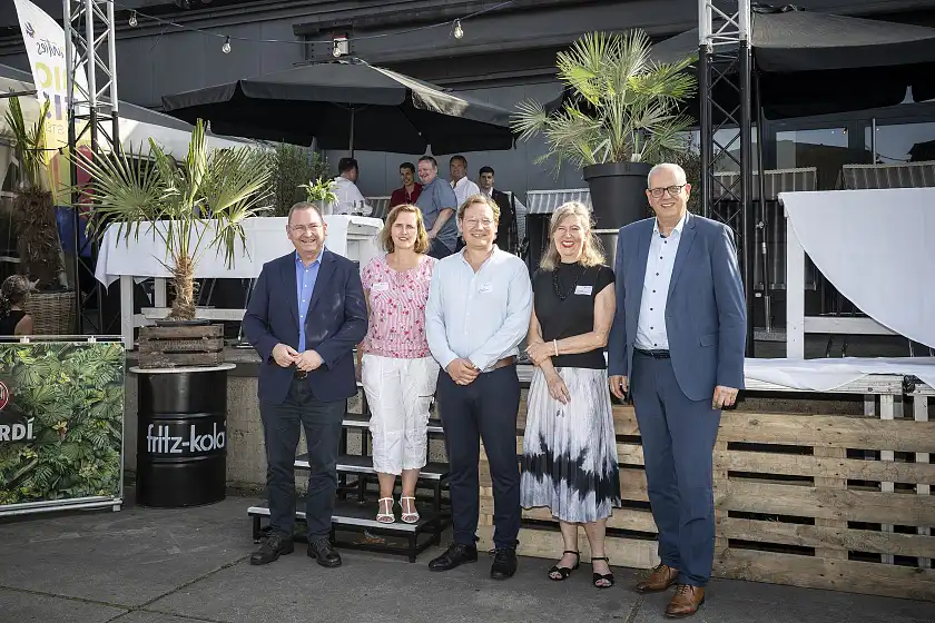 Beim Sommerempfanng der Arbeitnehmerkammer (v.l.): Verdi-Chef Frank Werneke, Doreen Arnold (Vizepräsidentin der Kammer), Hauptgeschäftsführer Peer Rosenthal, Elke Heyduck (Geschäftsführerin) und Bürgermeister Andreas Bovenschulte. 