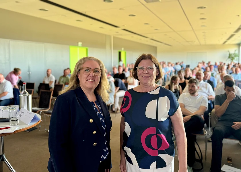 Freuten sich über die rege Teilnahme an der Informationsveranstaltung: Verkehrssenatorin Özlem Ünsal und Wirtschaftssenatorin Kristina Vogt