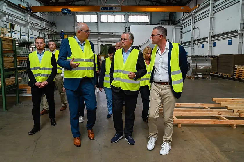 Rundgang durch die Lagerhallen von Niemet (v.l.): Bürgermeister Andreas Bovenschulte, Jörn Niemann (Geschäftsführung Niemet), Michael Powroznik (Geschäftsführer Technik). 