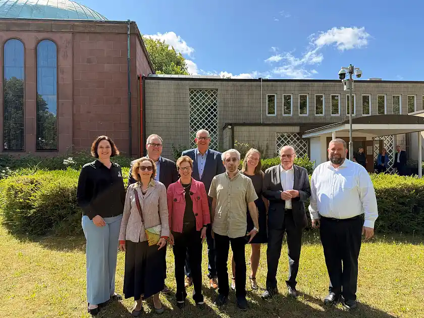 Trafen sich bei der Jüdischen Gemeinde zum Gespräch: (Vordere Reihe von links) Elvira Noa, Vorsitzende der Jüdischen Gemeinde, Justizsenatorin Claudia Schilling und Grigori Pantijelew, stellvertretender Vorsitzender der Jüdischen Gemeinde, (hintere Reihe von links) Wissenschaftssenatorin Kathrin Moosdorf, Finanzsenator Björn Fecker, Bürgermeister Andreas Bovenschulte, Bildungssenatorin Sascha Karolin Aulepp, Innensenator Ulrich Mäurer und Rabbiner Natanel Teitelbaum. Foto: Senatspressestelle