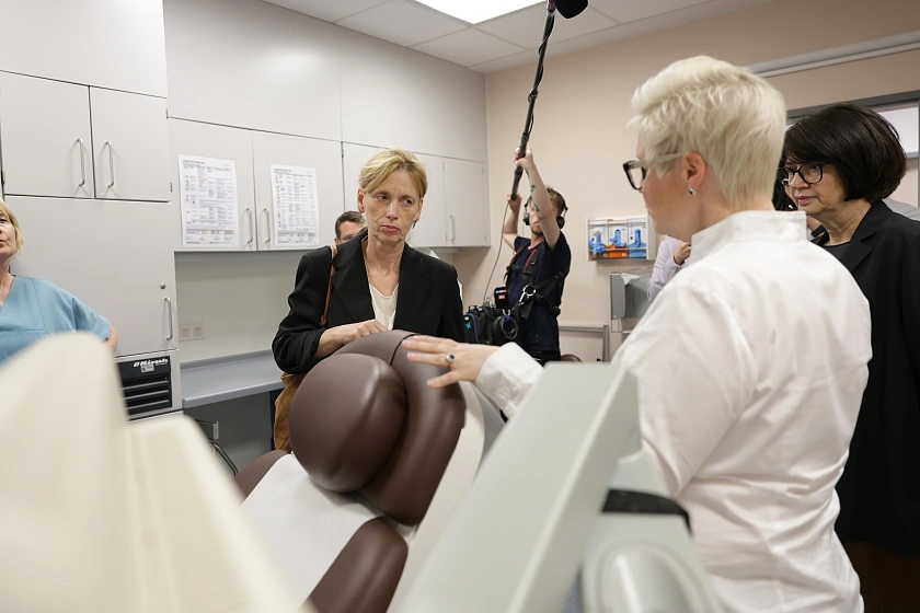 Bundesministerin Karin Prien (links) in der Gewaltschutzambulanz mit deren Leiterin Dr. Saskia Etzold und Gesundheitssenatorin Claudia Bernhard.