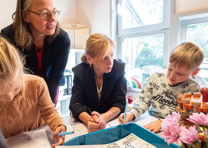 Bildungssenatorin Sascha Karolin Aulepp (links) mit Bildungsministerin Karin Prien im Kinder- und Familienzentrum Waller Park.