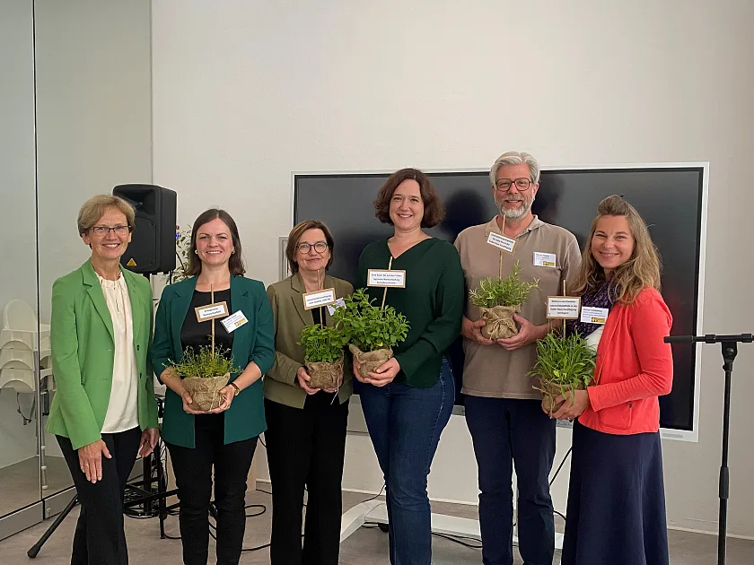 Dr. Margareta Büning-Fesel (Präsidentin der Bundesanstalt für Landwirtschaft und Ernährung, links) hat Kräuterpflanzen als Symbol für die Bundesförderung an die Beteiligten der Modellregion und an Senatorin Kathrin Moosdorf (vierte v.l.)  übergeben.  