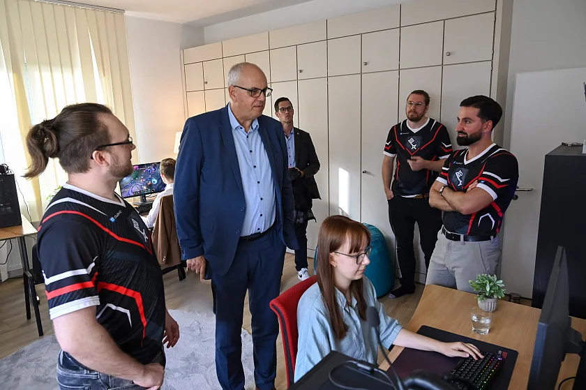 Ließ sich in die E-Sports-Szene einführen: Bürgermeister Andreas Bovenschulte (2. von links) mit Mareike Neysters (am Rechner, Mitglied und Spielerin League Of Legends), Till Simolka (links, Leiter League Of Legends), Alessandro Bünnagel (rechts, Vorsitzender und Gründungsmitglied) und Christoph Lüken (2. von rechts, Schatzmeister und Gründungsmitglied). 