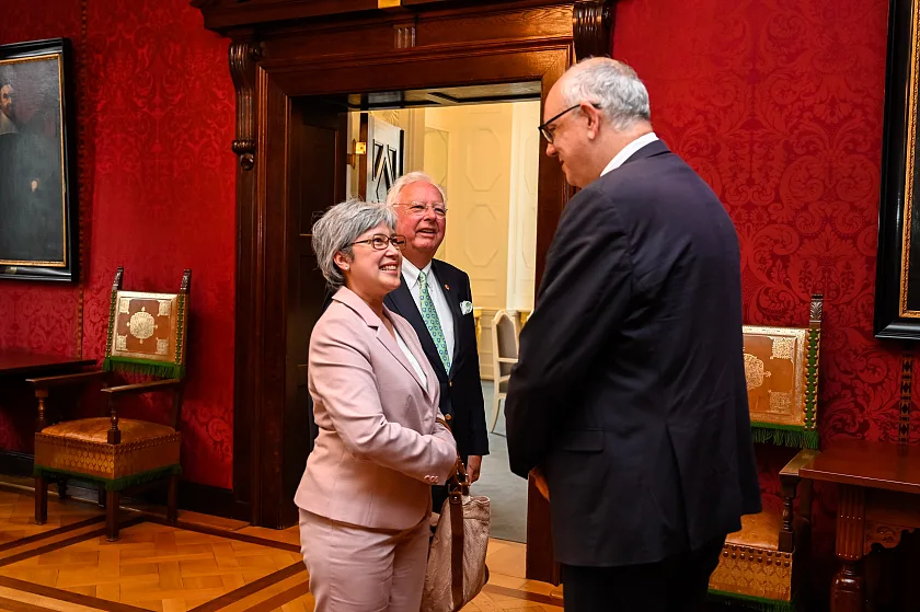 Bürgermeister Andras Bovenschulte (rechts) im Gespräch mit der Generalkonsulin Indonesiens, Renata Bulan Harungguan Siagian, und Honorarkonsul Wolfgang G. Köhne. 