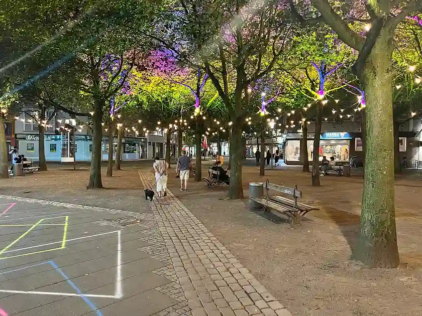 Der Hillmannplatz mit Beleuchtung.