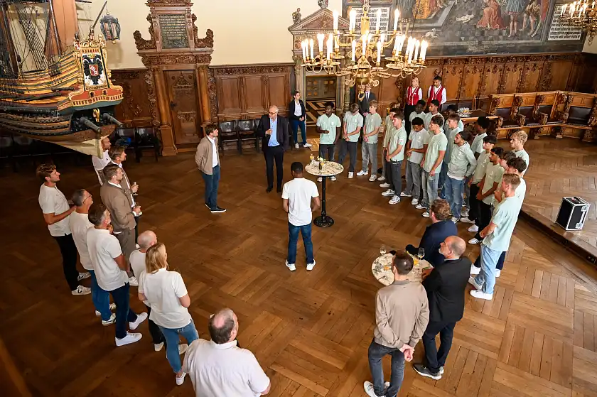 Bürgermeister Andreas Bovenschulte mit der U19-Mannschaft von Werder Bremen in der Oberen Rathaushalle. 