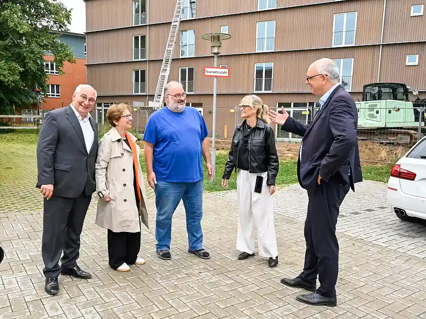 Vor dem neuen Azubi-Wohnheim (von links):André Vater (Vorstand für die Gesamtleitung der Bremer Heimstiftung), Senatorin Claudia Schilling, Architekt Bernd Ritzenhoff, Sabine Schöbel (Koordinatorin des Stadtleben Ellener Hof), Bürgermeister Andreas Bovenschulte. 