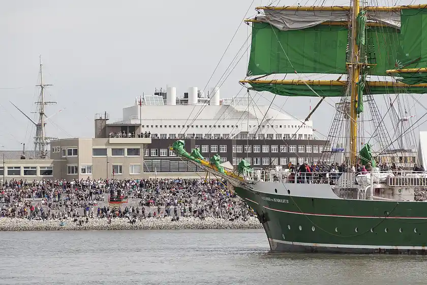 Die Alexander von Humboldt II vor der Bremerhavener Strandpromenade. 