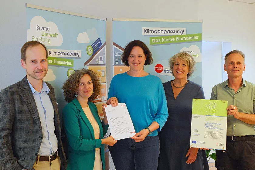 Kathrin Moosdorf (Mitte) übergibt gemeinsam mit Ralf Stapp (ganz links) von der BAB den Förderbescheid an die Bremer Umwelt Beratung (v.l. Dr. Nicole Murray, Heidi Pesch, Ulf Jacob).