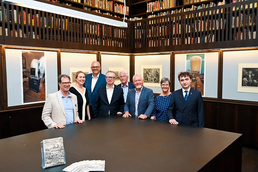Ausstellung Spuren der Zeit  eröffnet: Dr. Martin Hoernes, Generalsekretär der Ernst von Siemens Kunststiftung, Dr. Maria Aresin, Kustodin Kupferstichkabinett Kunsthalle Bremen, Bürgermeister Andreas Bovenschulte, Prof. Dr. Christoph Grunenberg, Direktor der Kunsthalle Bremen, Prof. Dr. Wolfgang Eichwede, Igor Poronyk, Direktor des Museums für westliche und östliche Kunst Odessa, Nicole Lamotte, Vorsitzende des Kunstvereins Bremen und Alexander Blümel, Generalkonsulat der Ukraine (von links).