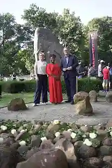 Zur Gedenkstunde sprachen unter anderem (von rechts) Bürgermeister Björn Fecker, die namibische Sängerin und Schauspielerin Natascha Kitavi (Windhoek) sowie Kim Mira Meyer, Artistic Director der Momentbühne e.V.. 