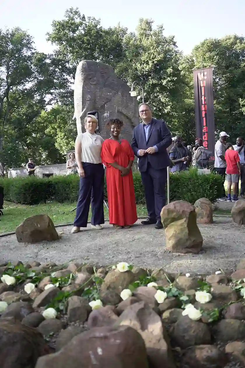 Zur Gedenkstunde sprachen unter anderem (von rechts) Bürgermeister Björn Fecker, die namibische Sängerin und Schauspielerin Natascha Kitavi (Windhoek) sowie Kim Mira Meyer, Artistic Director der Momentbühne e.V.. 