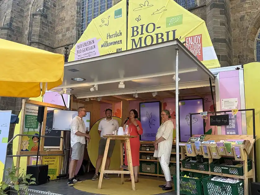 Die Podiumsdiskussion bei der Auftaktveranstaltung des Bio-Mobils thematisierte die Chancen und Herausforderungen einer zukunftsfähigen Agrarpolitik im urbanen und ländlichen Raum. Es diskutierten (v.l.) Moderator Helge Tramsen, Landwirt Harje Kaemena vom Biohof Kaemena, die Senatorin für Umwelt, Klima und Wissenschaft, Kathrin Moosdorf, und Kerstin Hintz, Landesgeschäftsführung Bioland e.V. Niedersachsen/Bremen. 