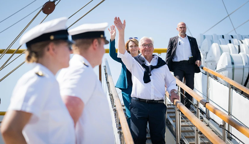 Bundespräsident Frank-Walter Steinmeier und Ehefrau Elke Büdenbender verlassen das Segelschulschiff Gorch Fock nach dem Festmachen am Ponton der Seebäderkaje. Foto: Magistratspressestelle / Arnd Hartmann