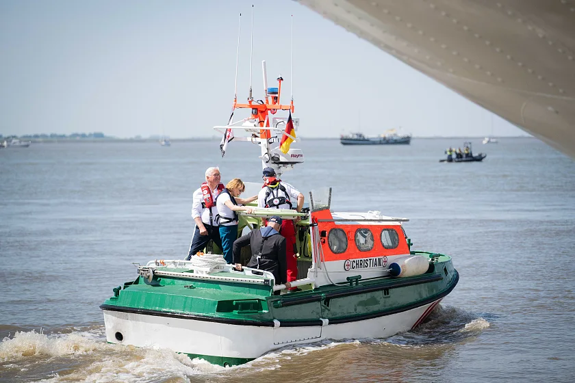 Bundespräsident Frank-Walter Steinmeier besuchte gemeinsam mit seiner Ehefrau Elke Büdenbender den Seenotrettungskreuzer Hermann Rudolf Meyer und informierte sich über die Arbeit der Deutschen Gesellschaft zur Rettung Schiffbrüchiger (DGzRS). Anschließend ging es für beide mit dem Tochterboot Christian auf eine kurze Fahrt. Foto: Magistratspressestelle / Arnd Hartmann