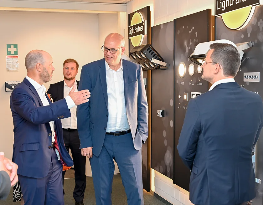 Einblicke in die verschiedenen Lichtsysteme für die maritime Industrie. Personen (v.l.): Dr. Dirk Pramann, Gesellschafter; Johannes Erfurth, Gesellschafter; Bürgermeister Andreas Bovenschulte, Georg Blum, Geschäftsführung Lightpartner. 