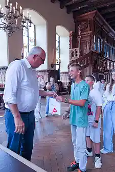 Bürgermeister Andreas Bovenschulte überreichte den Jugendlichen eine Tüte mit Leckereien. 