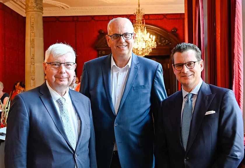 Feiern das Jubiläum der Diakonie von St. Ansgarii (vonn links): Bernd Kuschnerus (Schriftführer der Bremischen Evangelischen Kirche), Bürgermeister Andreas Bovenschulte und Dr. Malte Köster (Senior der Diakonie). 
