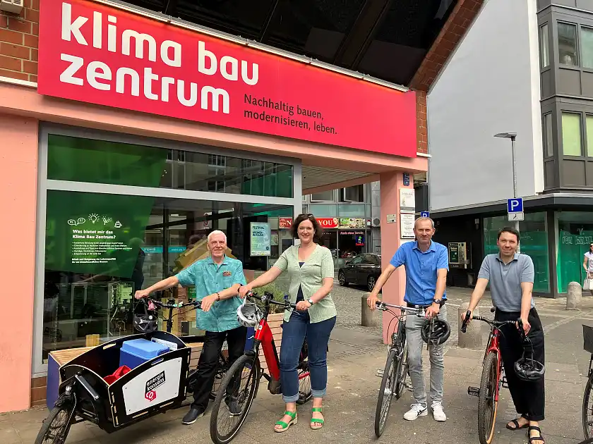 Die Sommertour mit Energiekonsens startet bei bestem Wetter vor dem Klimabauzentrum. 