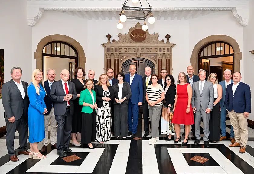 Der Senat und die Leitung des Handelskammer Bremen – IHK für Bremen und Bremerhaven vor der gemeinsamen Sitzung.