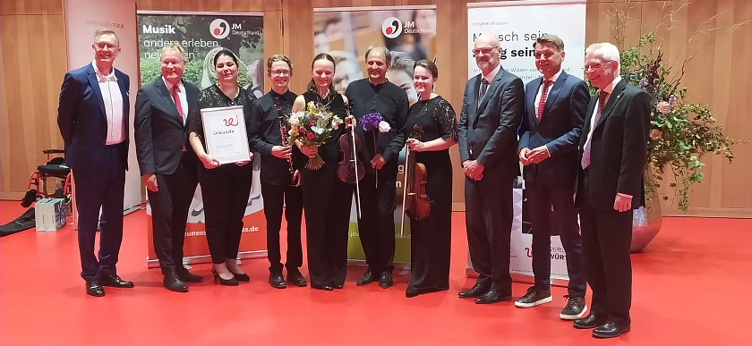 Würth Preis für Jugendorchester Bremen: (v.l.n.r.) Johannes Freyer (Präsident der Jeunesses Musicales Deutschland), Johannes Schmalzl (Vorstandsvorsitzender Stiftung Würth), Ranya Majeed, Horn (Irak), Filip Hovland, Klarinette (Norwegen), Lina Lentz, Violine (Deutschland), Martin Lentz (Dirigent International Youth Symphony Orchestra), Ilva Balina, Viola (Lettland), Andreas Lemke (ehemaliger Vorsitzender des Landesverbandes der Musikschulen Bremen), Prof. Dr. Ulrich Roth (stellvertretender Vorstandsvorsitzender Stiftung Würth) und Dr. Ulrich Wüster (Generalsekretär Jeunesses Musicales Deutschland).