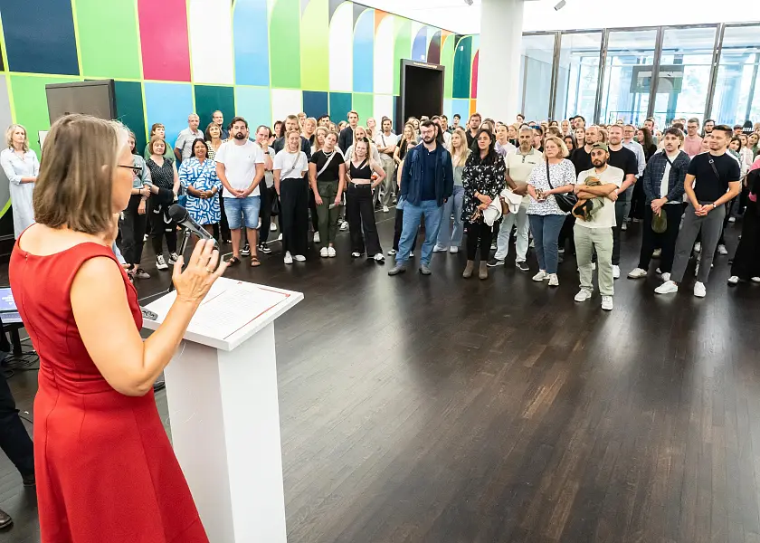 Bildungssenatorin Sascha Karolin Aulepp bei der Begrüßung der neuen Referendarinnen und Referendare. 