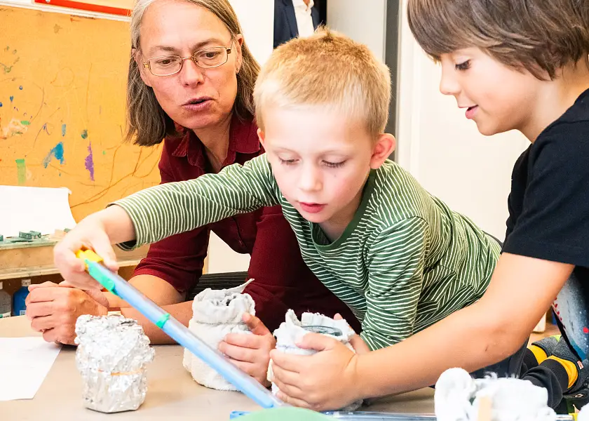 Mint-Bildung im Kita-Alter: Kinder der Kita Villa Pavenstedt haben mit der Kinder- und Bildungssenatorin Sascha Karolin Aulepp zum Thema Wärme geforscht. 