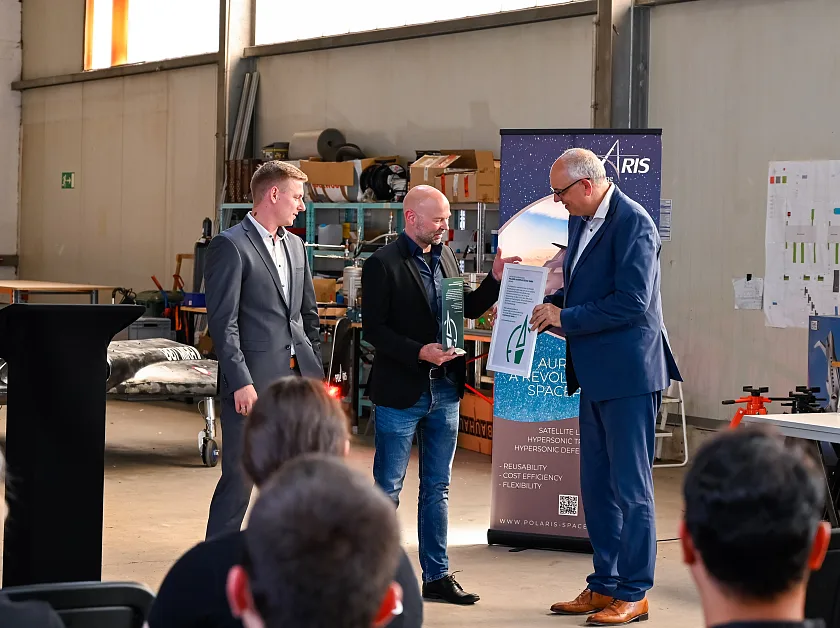 Bürgermeister Andreas Bovenschulte überreicht Alexander Kopp, Geschäftsführer Polaris, die Auszeichnung Motor des Nordens 2025 des Vereins Powerhouse Nord; mit im BIld Sepp Thiele von Powerhouse Nord