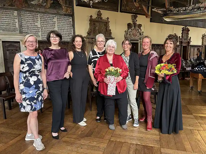 Von links: Beatrix Meier (Ambulante Suchthilfe Bremen), Senatorin Claudia Bernhard, Donka Dimova (Autorin und Sprachkünstlerin), Gisela Lindner (Frau.Sucht.Hilfe), Andrea Göritz (Frau.Sucht.Hilfe), Angelika Lenser (Frau.Sucht.Hilfe), Michaela Uhlemann-Lantow (Wilde Bühne), Jana Köckeritz (Wilde Bühne). 