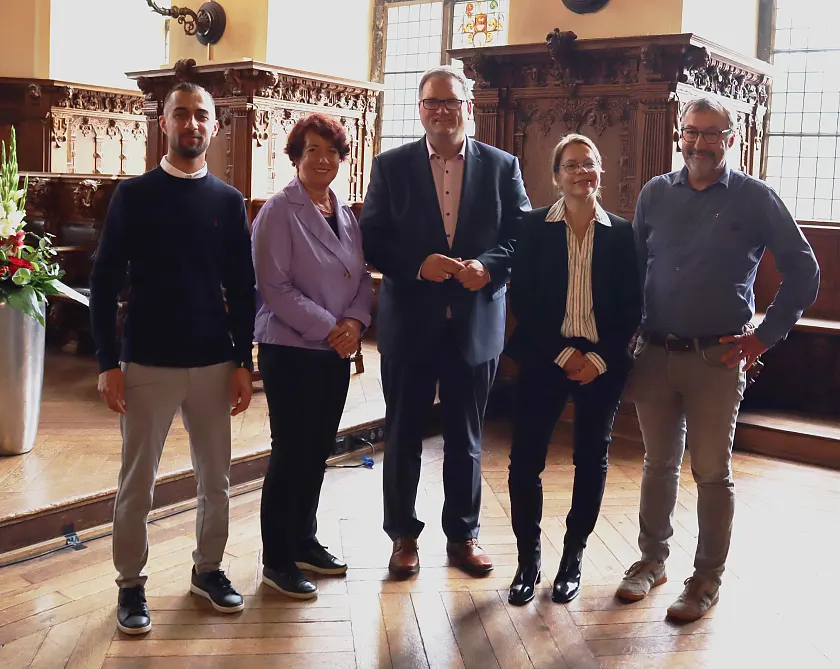 Begrüßten die Auszubildenden der Freien Hansestadt Bremen in der Oberen Rathaushalle: Von links nach rechts: Bashar Harbi (Vorsitzender des Ausbildungspersonalrats (APR)), Dr. Anke Saebetzki (Abteilungsleiterin Personal beim Senator für Finanzen), Björn Fecker (Bürgermeister und Finanzsenator), Katja Lessing (Leiterin des Aus- und Fortbildungszentrums) und Kai Mües (stellv. Vorsitzender des GPR). 