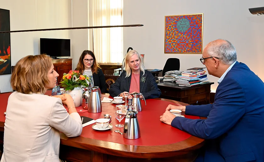 Im Gespräch: Bürgermeister Andreas Bovenschulte, die Leiterin der Vertretung der Europäischen Kommission in Deutschland, Barbara Gessler (2. v.re.), Bremens Bevollmächtigter beim Bund und für Europa, Staatsrätin Nancy Böhning (li.) und Tania Paschalidou, Europäische Kommission.
