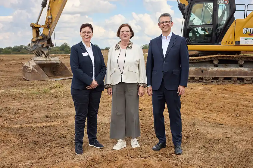Freude über den Startschuss in der Hansalinie (v.l.n.r.) Iris Geber, Abteilungsleiterin Unternehmensservice und Standortentwicklung der WFB, Wirtschaftssenatorin Kristina Vogt und Michael Frieß, Standortverantwortlicher und Leiter Produktion des Mercedes-Benz Werks Bremen