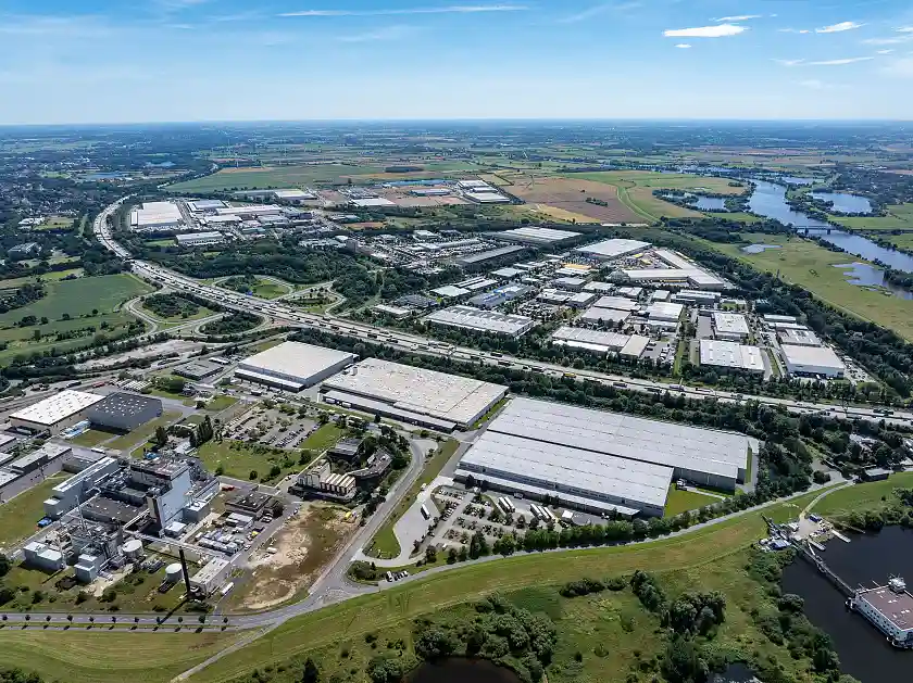 Der Gewerbepark Hansalinie in Bremen aus der Luft. Im Hintergrund sind die Flächen für die 3. Baustufe zu sehen.