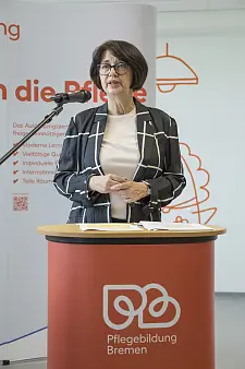 Gesundheitssenatorin Claudia Bernhard hielt das Grußwort bei der Eröffnung von Pflegebildung Bremen in der Überseestadt.