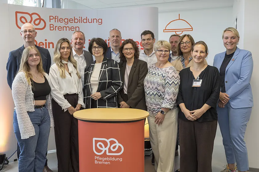 Begrüßten die Gäste der Eröffnung von Pflegebildung Bremen in der Überseestadt (v.l.n.r:): Jörg Rahman (Lehrkraft Pflegebildung Bremen), Alena Maniscalco (Auszubildende Pflegebildung Bremen), Christin Pahn (stellvertrtende Schulleiterin, Pflegebildung Bremen), Martin Böckmann (geschäftsführender Vorstand Caritas Verband Bremen), Senatorin Claudia Bernhard, Thomas Kruse (Geschäftsführer Diako Krankenhaus Bremen), Daniela Reinhardt (Geschäftsführerin Pflegebildung Bremen), Dr. Walter Klingelhöfer (Geschäftsführer Rotes Kreuz Krankenhaus Bremen), Antje Eekhoff (Pflegedirektorin St. Joseph-Stift), Markus Huber (Diako Krankenhaus Bremen), Karin Altenfelder (Vorständin Diakonie Bremen), Dorothea Jäger (Lehrkraft Pflegebildung Bremen), Lena Geffken (stellvertretende Vorsitzende der Bremischen Schwesternschaft). 