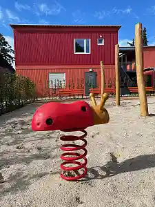 Zum Roten Dorf gehört auch ein Spielplatz. 