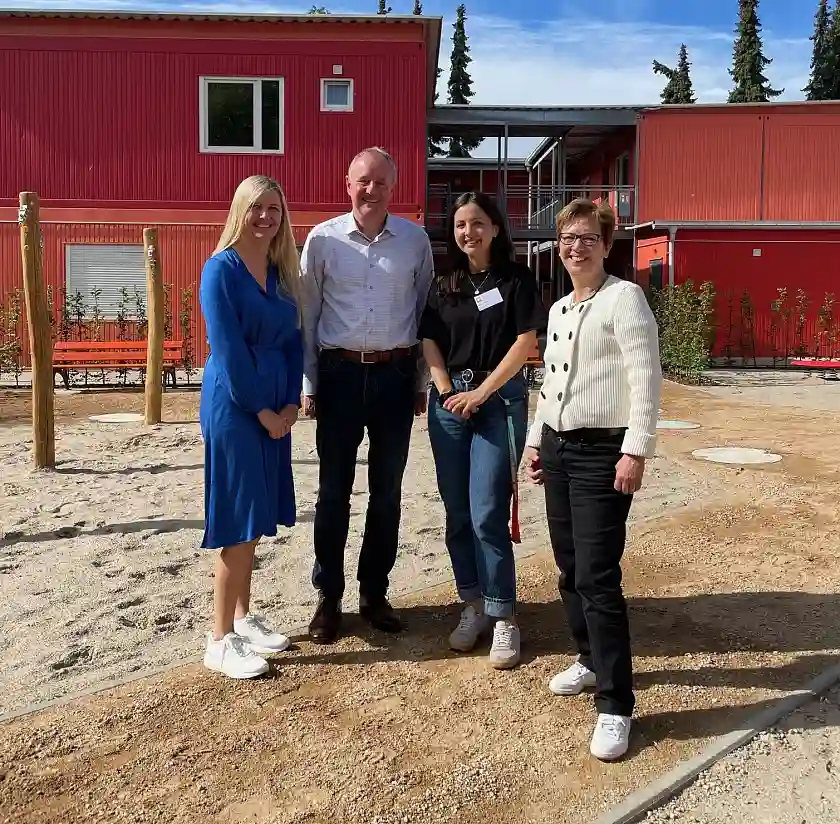 : Senatorin Claudia Schilling (r.) mit Staatsrätin Kirsten Kreuzer, Caritasdirektor Martin Böckmann und Einrichtungsleitung Katharina Eicken (v.l.) bei der Übergabe des Roten Dorfs an die Caritas. 