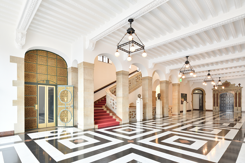 Die Wandelhalle im Neuen Rathaus von 1910.