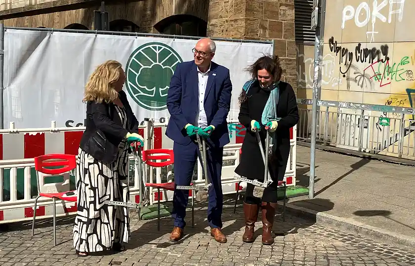 Bausenatorin Özlem Ünsal, Bürgermeister Andreas Bovenschulte und Klimasenatorin Kathrin Moosdorf (von links) beim  Start des Umbaus der Dechanatstraße zu Bremens erster Klimastraße. 