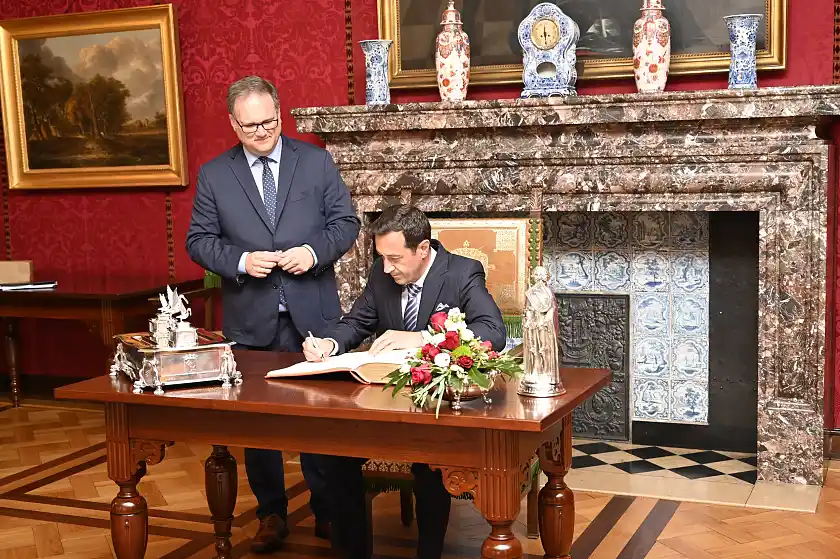 Der Botschafter Bulgariens, Grigor Kalinov Porozhanov (rechts), trägt sich im Beisein von Bürgermeister Björn Fecker in das Goldene Buch ein. 