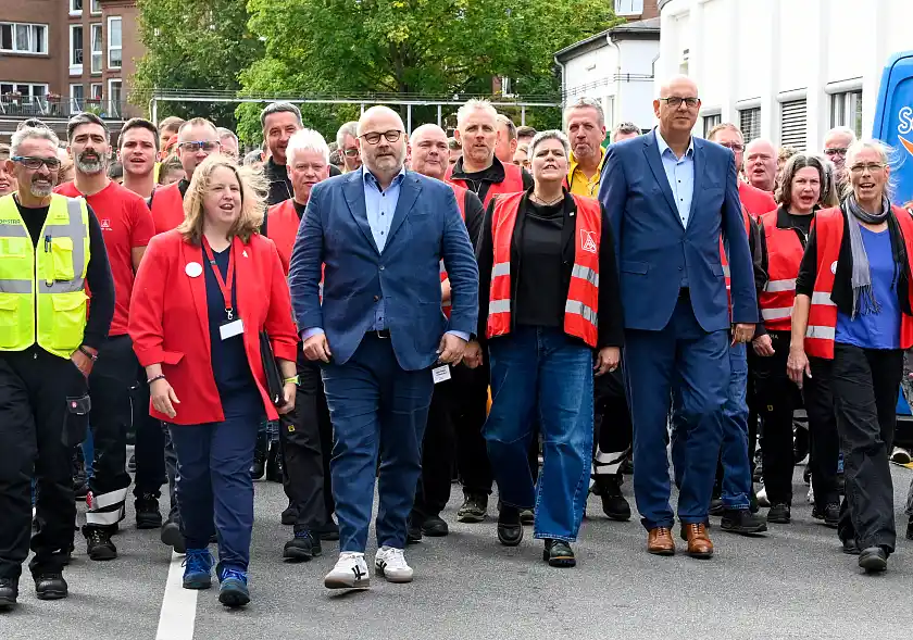 Bürgermeister Andreas Bovenschulte (3. von re.) mit den Beschäftigten von Gestra.
