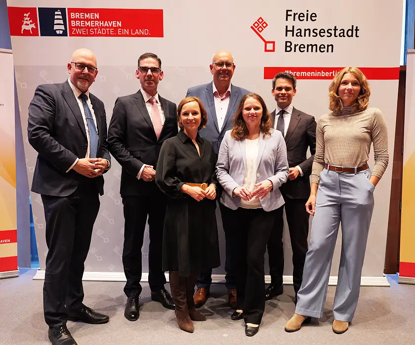 Debattierten über die Anforderungen an die Hafenpolitik Von links): Staatsrat Kai Stührenberg, Matthias Magnor (Vorstandsvorsitzender BLG Logistisch Group AG), Staatsrätin Nancy Böhning, Bürgermeister Andreas Bovenschulte, die Hamburger Hafensenatorin Melanie Leonhard, Christoph Ploß (Maritimer Koordinator der Bundesregierung) und Moderatorin Lisa Schleker.