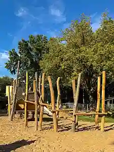 Auf dem Spielplatz Recklinghauser Straße gibt es viele neue Möglichkeiten zum Klettern und Entdecken.