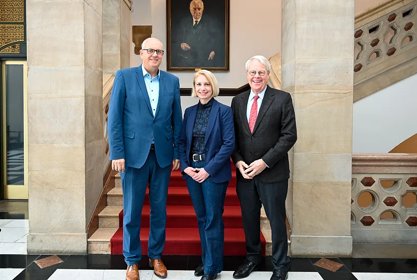 Eduard Dubbers-Albrecht (rechts) stellte sich in seiner neuen Rolle als Vorsitzender der Metropolregion Nordwest zusammen mit der Geschäftsführerin der Metropolregion , Nicola Illing, bei Bürgermeister Andreas Bovenschulte vor. 