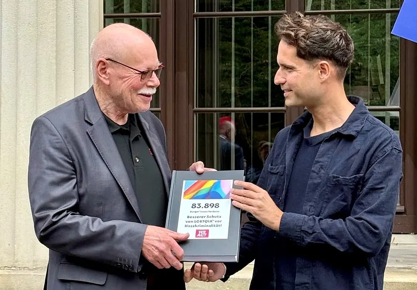 IMK-Vorsitzender Ulrich Mäurer nimmt die Petition Besserer Schutz von LGBTIQ* vor Hasskriminalität von Christian Gersbacher entgegen. 