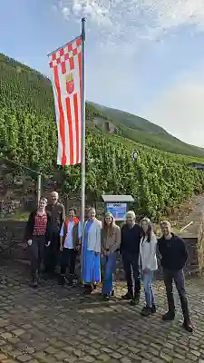 Die Speckflagge weht am Bremer Weinberg an der Mosel. 