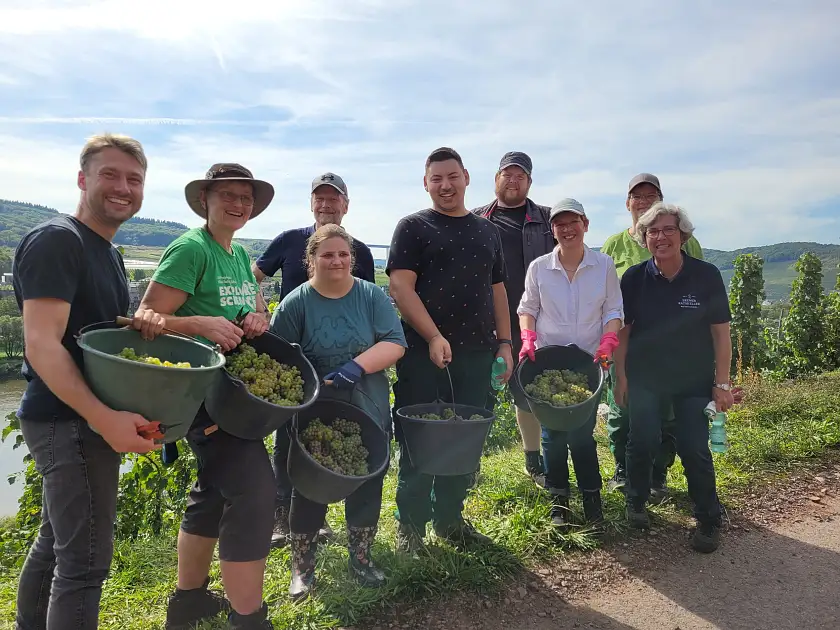 Senatsweinlese 2025: Senatorin Claudia Schilling (3 v.re.) und Ratskellermeister Frederik Janus (l.) mit einem Team von Martinshof und Ratskeller. 