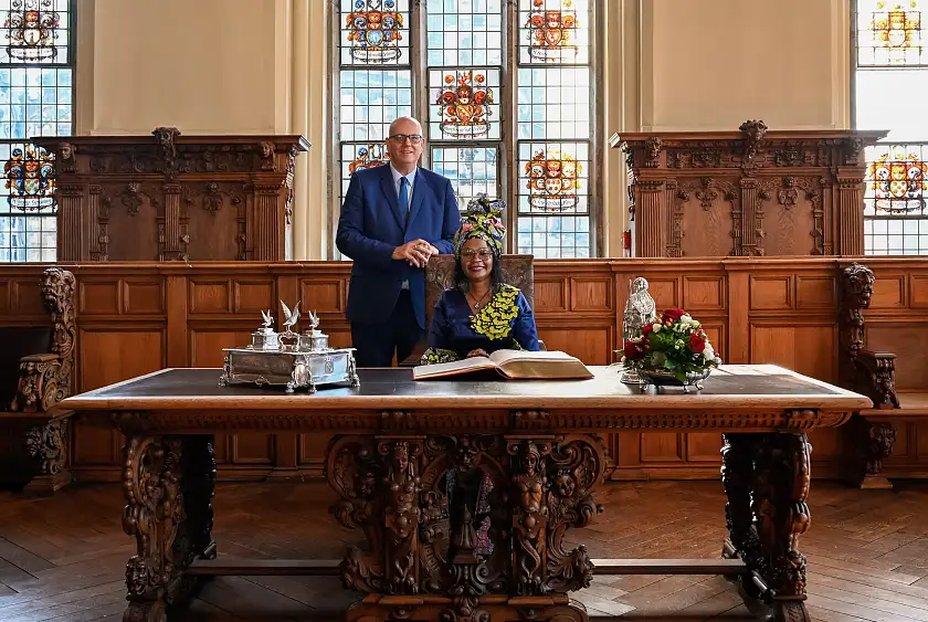 Bürgermeister Andreas Bovenschulte hat die Botschafterin Kongos, Edith Antoinette Itoua, im Bremer Rathaus empfangen.